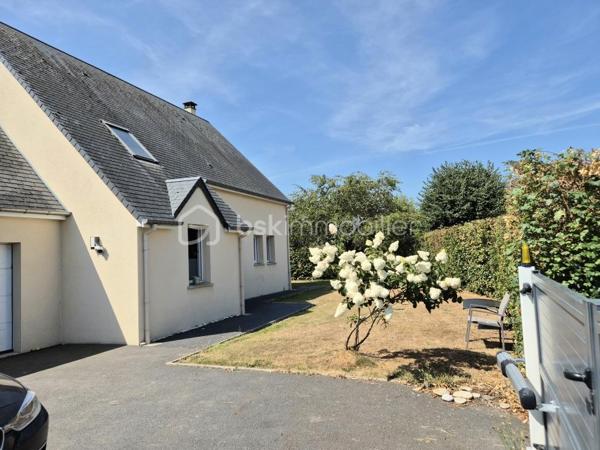 Maison familiale contemporaine de 121 m² environ – À 15 min de Bayeux et 20 min de Saint‑Lô
Située dans un environnement calme et agréable, cette maison contemporaine de 2009 offre un cadre de vie recherché, alliant luminosité, confort moderne et fonctionnalité. Aucun travaux à prévoir : vous pourrez vous y installer immédiatement.

Dès l’entrée, vous serez séduits par un vaste salon séjour baigné de lumière, agrémenté d’un poêle à bois, et ouvert sur le jardin grâce à de larges baies vitrées. Cet espace convivial communique avec une cuisine neuve, moderne, entièrement équipée et aménagée, idéale pour partager des moments en famille ou entre amis.

La maison propose quatre chambres, dont une au rez‑de‑chaussée avec dressing et salle d’eau, offrant un confort optimal au quotidien. À l’étage, vous trouverez les autres chambres ainsi qu’une salle de bains, parfaitement adaptée à une vie familiale. La configuration permet également une vie de plain‑pied, un véritable atout.

Un garage avec buanderie attenante vient compléter l’ensemble.

Édifiée sur un beau terrain arboré, la propriété bénéficie d’un environnement paisible et d’un jardin facile à entretenir, notamment grâce à son robot tondeuse.

Un bien rare dans un secteur recherché, à découvrir sans tarder.