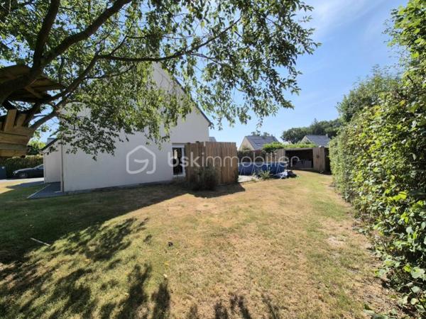 Maison familiale contemporaine de 121 m² environ – À 15 min de Bayeux et 20 min de Saint‑Lô
Située dans un environnement calme et agréable, cette maison contemporaine de 2009 offre un cadre de vie recherché, alliant luminosité, confort moderne et fonctionnalité. Aucun travaux à prévoir : vous pourrez vous y installer immédiatement.

Dès l’entrée, vous serez séduits par un vaste salon séjour baigné de lumière, agrémenté d’un poêle à bois, et ouvert sur le jardin grâce à de larges baies vitrées. Cet espace convivial communique avec une cuisine neuve, moderne, entièrement équipée et aménagée, idéale pour partager des moments en famille ou entre amis.

La maison propose quatre chambres, dont une au rez‑de‑chaussée avec dressing et salle d’eau, offrant un confort optimal au quotidien. À l’étage, vous trouverez les autres chambres ainsi qu’une salle de bains, parfaitement adaptée à une vie familiale. La configuration permet également une vie de plain‑pied, un véritable atout.

Un garage avec buanderie attenante vient compléter l’ensemble.

Édifiée sur un beau terrain arboré, la propriété bénéficie d’un environnement paisible et d’un jardin facile à entretenir, notamment grâce à son robot tondeuse.

Un bien rare dans un secteur recherché, à découvrir sans tarder.