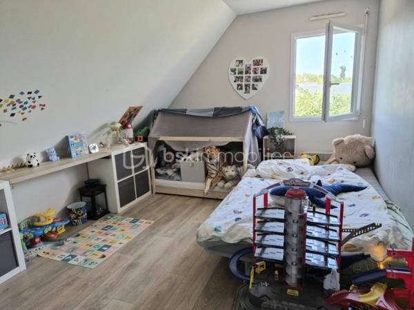 Maison familiale contemporaine de 121 m² environ – À 15 min de Bayeux et 20 min de Saint‑Lô
Située dans un environnement calme et agréable, cette maison contemporaine de 2009 offre un cadre de vie recherché, alliant luminosité, confort moderne et fonctionnalité. Aucun travaux à prévoir : vous pourrez vous y installer immédiatement.

Dès l’entrée, vous serez séduits par un vaste salon séjour baigné de lumière, agrémenté d’un poêle à bois, et ouvert sur le jardin grâce à de larges baies vitrées. Cet espace convivial communique avec une cuisine neuve, moderne, entièrement équipée et aménagée, idéale pour partager des moments en famille ou entre amis.

La maison propose quatre chambres, dont une au rez‑de‑chaussée avec dressing et salle d’eau, offrant un confort optimal au quotidien. À l’étage, vous trouverez les autres chambres ainsi qu’une salle de bains, parfaitement adaptée à une vie familiale. La configuration permet également une vie de plain‑pied, un véritable atout.

Un garage avec buanderie attenante vient compléter l’ensemble.

Édifiée sur un beau terrain arboré, la propriété bénéficie d’un environnement paisible et d’un jardin facile à entretenir, notamment grâce à son robot tondeuse.

Un bien rare dans un secteur recherché, à découvrir sans tarder.