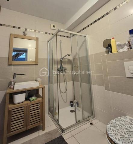 Maison familiale contemporaine de 121 m² environ – À 15 min de Bayeux et 20 min de Saint‑Lô
Située dans un environnement calme et agréable, cette maison contemporaine de 2009 offre un cadre de vie recherché, alliant luminosité, confort moderne et fonctionnalité. Aucun travaux à prévoir : vous pourrez vous y installer immédiatement.

Dès l’entrée, vous serez séduits par un vaste salon séjour baigné de lumière, agrémenté d’un poêle à bois, et ouvert sur le jardin grâce à de larges baies vitrées. Cet espace convivial communique avec une cuisine neuve, moderne, entièrement équipée et aménagée, idéale pour partager des moments en famille ou entre amis.

La maison propose quatre chambres, dont une au rez‑de‑chaussée avec dressing et salle d’eau, offrant un confort optimal au quotidien. À l’étage, vous trouverez les autres chambres ainsi qu’une salle de bains, parfaitement adaptée à une vie familiale. La configuration permet également une vie de plain‑pied, un véritable atout.

Un garage avec buanderie attenante vient compléter l’ensemble.

Édifiée sur un beau terrain arboré, la propriété bénéficie d’un environnement paisible et d’un jardin facile à entretenir, notamment grâce à son robot tondeuse.

Un bien rare dans un secteur recherché, à découvrir sans tarder.