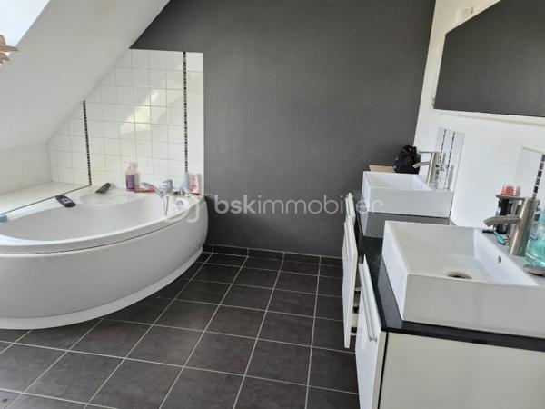 Maison familiale contemporaine de 121 m² environ – À 15 min de Bayeux et 20 min de Saint‑Lô
Située dans un environnement calme et agréable, cette maison contemporaine de 2009 offre un cadre de vie recherché, alliant luminosité, confort moderne et fonctionnalité. Aucun travaux à prévoir : vous pourrez vous y installer immédiatement.

Dès l’entrée, vous serez séduits par un vaste salon séjour baigné de lumière, agrémenté d’un poêle à bois, et ouvert sur le jardin grâce à de larges baies vitrées. Cet espace convivial communique avec une cuisine neuve, moderne, entièrement équipée et aménagée, idéale pour partager des moments en famille ou entre amis.

La maison propose quatre chambres, dont une au rez‑de‑chaussée avec dressing et salle d’eau, offrant un confort optimal au quotidien. À l’étage, vous trouverez les autres chambres ainsi qu’une salle de bains, parfaitement adaptée à une vie familiale. La configuration permet également une vie de plain‑pied, un véritable atout.

Un garage avec buanderie attenante vient compléter l’ensemble.

Édifiée sur un beau terrain arboré, la propriété bénéficie d’un environnement paisible et d’un jardin facile à entretenir, notamment grâce à son robot tondeuse.

Un bien rare dans un secteur recherché, à découvrir sans tarder.