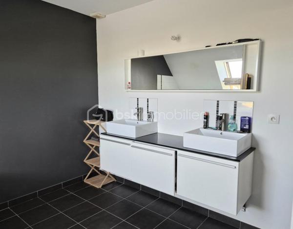 Maison familiale contemporaine de 121 m² environ – À 15 min de Bayeux et 20 min de Saint‑Lô
Située dans un environnement calme et agréable, cette maison contemporaine de 2009 offre un cadre de vie recherché, alliant luminosité, confort moderne et fonctionnalité. Aucun travaux à prévoir : vous pourrez vous y installer immédiatement.

Dès l’entrée, vous serez séduits par un vaste salon séjour baigné de lumière, agrémenté d’un poêle à bois, et ouvert sur le jardin grâce à de larges baies vitrées. Cet espace convivial communique avec une cuisine neuve, moderne, entièrement équipée et aménagée, idéale pour partager des moments en famille ou entre amis.

La maison propose quatre chambres, dont une au rez‑de‑chaussée avec dressing et salle d’eau, offrant un confort optimal au quotidien. À l’étage, vous trouverez les autres chambres ainsi qu’une salle de bains, parfaitement adaptée à une vie familiale. La configuration permet également une vie de plain‑pied, un véritable atout.

Un garage avec buanderie attenante vient compléter l’ensemble.

Édifiée sur un beau terrain arboré, la propriété bénéficie d’un environnement paisible et d’un jardin facile à entretenir, notamment grâce à son robot tondeuse.

Un bien rare dans un secteur recherché, à découvrir sans tarder.