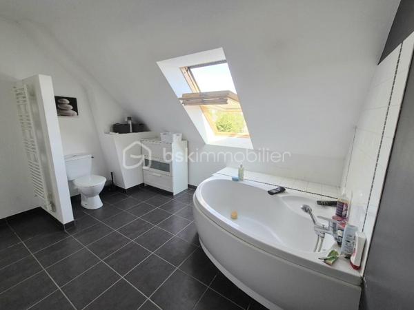 Maison familiale contemporaine de 121 m² environ – À 15 min de Bayeux et 20 min de Saint‑Lô
Située dans un environnement calme et agréable, cette maison contemporaine de 2009 offre un cadre de vie recherché, alliant luminosité, confort moderne et fonctionnalité. Aucun travaux à prévoir : vous pourrez vous y installer immédiatement.

Dès l’entrée, vous serez séduits par un vaste salon séjour baigné de lumière, agrémenté d’un poêle à bois, et ouvert sur le jardin grâce à de larges baies vitrées. Cet espace convivial communique avec une cuisine neuve, moderne, entièrement équipée et aménagée, idéale pour partager des moments en famille ou entre amis.

La maison propose quatre chambres, dont une au rez‑de‑chaussée avec dressing et salle d’eau, offrant un confort optimal au quotidien. À l’étage, vous trouverez les autres chambres ainsi qu’une salle de bains, parfaitement adaptée à une vie familiale. La configuration permet également une vie de plain‑pied, un véritable atout.

Un garage avec buanderie attenante vient compléter l’ensemble.

Édifiée sur un beau terrain arboré, la propriété bénéficie d’un environnement paisible et d’un jardin facile à entretenir, notamment grâce à son robot tondeuse.

Un bien rare dans un secteur recherché, à découvrir sans tarder.