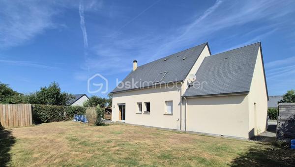 Maison familiale contemporaine de 121 m² environ – À 15 min de Bayeux et 20 min de Saint‑Lô
Située dans un environnement calme et agréable, cette maison contemporaine de 2009 offre un cadre de vie recherché, alliant luminosité, confort moderne et fonctionnalité. Aucun travaux à prévoir : vous pourrez vous y installer immédiatement.

Dès l’entrée, vous serez séduits par un vaste salon séjour baigné de lumière, agrémenté d’un poêle à bois, et ouvert sur le jardin grâce à de larges baies vitrées. Cet espace convivial communique avec une cuisine neuve, moderne, entièrement équipée et aménagée, idéale pour partager des moments en famille ou entre amis.

La maison propose quatre chambres, dont une au rez‑de‑chaussée avec dressing et salle d’eau, offrant un confort optimal au quotidien. À l’étage, vous trouverez les autres chambres ainsi qu’une salle de bains, parfaitement adaptée à une vie familiale. La configuration permet également une vie de plain‑pied, un véritable atout.

Un garage avec buanderie attenante vient compléter l’ensemble.

Édifiée sur un beau terrain arboré, la propriété bénéficie d’un environnement paisible et d’un jardin facile à entretenir, notamment grâce à son robot tondeuse.

Un bien rare dans un secteur recherché, à découvrir sans tarder.