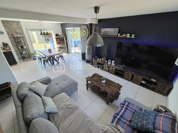 Maison familiale contemporaine de 121 m² environ – À 15 min de Bayeux et 20 min de Saint‑Lô
Située dans un environnement calme et agréable, cette maison contemporaine de 2009 offre un cadre de vie recherché, alliant luminosité, confort moderne et fonctionnalité. Aucun travaux à prévoir : vous pourrez vous y installer immédiatement.

Dès l’entrée, vous serez séduits par un vaste salon séjour baigné de lumière, agrémenté d’un poêle à bois, et ouvert sur le jardin grâce à de larges baies vitrées. Cet espace convivial communique avec une cuisine neuve, moderne, entièrement équipée et aménagée, idéale pour partager des moments en famille ou entre amis.

La maison propose quatre chambres, dont une au rez‑de‑chaussée avec dressing et salle d’eau, offrant un confort optimal au quotidien. À l’étage, vous trouverez les autres chambres ainsi qu’une salle de bains, parfaitement adaptée à une vie familiale. La configuration permet également une vie de plain‑pied, un véritable atout.

Un garage avec buanderie attenante vient compléter l’ensemble.

Édifiée sur un beau terrain arboré, la propriété bénéficie d’un environnement paisible et d’un jardin facile à entretenir, notamment grâce à son robot tondeuse.

Un bien rare dans un secteur recherché, à découvrir sans tarder.