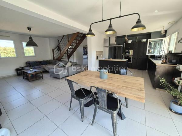 Maison familiale contemporaine de 121 m² environ – À 15 min de Bayeux et 20 min de Saint‑Lô
Située dans un environnement calme et agréable, cette maison contemporaine de 2009 offre un cadre de vie recherché, alliant luminosité, confort moderne et fonctionnalité. Aucun travaux à prévoir : vous pourrez vous y installer immédiatement.

Dès l’entrée, vous serez séduits par un vaste salon séjour baigné de lumière, agrémenté d’un poêle à bois, et ouvert sur le jardin grâce à de larges baies vitrées. Cet espace convivial communique avec une cuisine neuve, moderne, entièrement équipée et aménagée, idéale pour partager des moments en famille ou entre amis.

La maison propose quatre chambres, dont une au rez‑de‑chaussée avec dressing et salle d’eau, offrant un confort optimal au quotidien. À l’étage, vous trouverez les autres chambres ainsi qu’une salle de bains, parfaitement adaptée à une vie familiale. La configuration permet également une vie de plain‑pied, un véritable atout.

Un garage avec buanderie attenante vient compléter l’ensemble.

Édifiée sur un beau terrain arboré, la propriété bénéficie d’un environnement paisible et d’un jardin facile à entretenir, notamment grâce à son robot tondeuse.

Un bien rare dans un secteur recherché, à découvrir sans tarder.