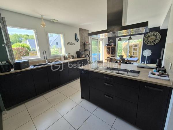 Maison familiale contemporaine de 121 m² environ – À 15 min de Bayeux et 20 min de Saint‑Lô
Située dans un environnement calme et agréable, cette maison contemporaine de 2009 offre un cadre de vie recherché, alliant luminosité, confort moderne et fonctionnalité. Aucun travaux à prévoir : vous pourrez vous y installer immédiatement.

Dès l’entrée, vous serez séduits par un vaste salon séjour baigné de lumière, agrémenté d’un poêle à bois, et ouvert sur le jardin grâce à de larges baies vitrées. Cet espace convivial communique avec une cuisine neuve, moderne, entièrement équipée et aménagée, idéale pour partager des moments en famille ou entre amis.

La maison propose quatre chambres, dont une au rez‑de‑chaussée avec dressing et salle d’eau, offrant un confort optimal au quotidien. À l’étage, vous trouverez les autres chambres ainsi qu’une salle de bains, parfaitement adaptée à une vie familiale. La configuration permet également une vie de plain‑pied, un véritable atout.

Un garage avec buanderie attenante vient compléter l’ensemble.

Édifiée sur un beau terrain arboré, la propriété bénéficie d’un environnement paisible et d’un jardin facile à entretenir, notamment grâce à son robot tondeuse.

Un bien rare dans un secteur recherché, à découvrir sans tarder.