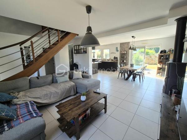 Maison familiale contemporaine de 121 m² environ – À 15 min de Bayeux et 20 min de Saint‑Lô
Située dans un environnement calme et agréable, cette maison contemporaine de 2009 offre un cadre de vie recherché, alliant luminosité, confort moderne et fonctionnalité. Aucun travaux à prévoir : vous pourrez vous y installer immédiatement.

Dès l’entrée, vous serez séduits par un vaste salon séjour baigné de lumière, agrémenté d’un poêle à bois, et ouvert sur le jardin grâce à de larges baies vitrées. Cet espace convivial communique avec une cuisine neuve, moderne, entièrement équipée et aménagée, idéale pour partager des moments en famille ou entre amis.

La maison propose quatre chambres, dont une au rez‑de‑chaussée avec dressing et salle d’eau, offrant un confort optimal au quotidien. À l’étage, vous trouverez les autres chambres ainsi qu’une salle de bains, parfaitement adaptée à une vie familiale. La configuration permet également une vie de plain‑pied, un véritable atout.

Un garage avec buanderie attenante vient compléter l’ensemble.

Édifiée sur un beau terrain arboré, la propriété bénéficie d’un environnement paisible et d’un jardin facile à entretenir, notamment grâce à son robot tondeuse.

Un bien rare dans un secteur recherché, à découvrir sans tarder.