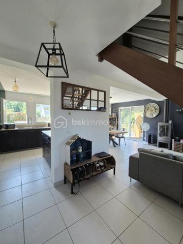 Maison familiale contemporaine de 121 m² environ – À 15 min de Bayeux et 20 min de Saint‑Lô
Située dans un environnement calme et agréable, cette maison contemporaine de 2009 offre un cadre de vie recherché, alliant luminosité, confort moderne et fonctionnalité. Aucun travaux à prévoir : vous pourrez vous y installer immédiatement.

Dès l’entrée, vous serez séduits par un vaste salon séjour baigné de lumière, agrémenté d’un poêle à bois, et ouvert sur le jardin grâce à de larges baies vitrées. Cet espace convivial communique avec une cuisine neuve, moderne, entièrement équipée et aménagée, idéale pour partager des moments en famille ou entre amis.

La maison propose quatre chambres, dont une au rez‑de‑chaussée avec dressing et salle d’eau, offrant un confort optimal au quotidien. À l’étage, vous trouverez les autres chambres ainsi qu’une salle de bains, parfaitement adaptée à une vie familiale. La configuration permet également une vie de plain‑pied, un véritable atout.

Un garage avec buanderie attenante vient compléter l’ensemble.

Édifiée sur un beau terrain arboré, la propriété bénéficie d’un environnement paisible et d’un jardin facile à entretenir, notamment grâce à son robot tondeuse.

Un bien rare dans un secteur recherché, à découvrir sans tarder.