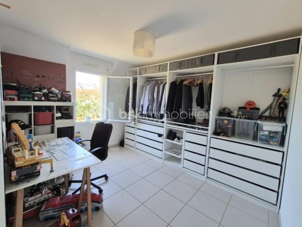 Maison familiale contemporaine de 121 m² environ – À 15 min de Bayeux et 20 min de Saint‑Lô
Située dans un environnement calme et agréable, cette maison contemporaine de 2009 offre un cadre de vie recherché, alliant luminosité, confort moderne et fonctionnalité. Aucun travaux à prévoir : vous pourrez vous y installer immédiatement.

Dès l’entrée, vous serez séduits par un vaste salon séjour baigné de lumière, agrémenté d’un poêle à bois, et ouvert sur le jardin grâce à de larges baies vitrées. Cet espace convivial communique avec une cuisine neuve, moderne, entièrement équipée et aménagée, idéale pour partager des moments en famille ou entre amis.

La maison propose quatre chambres, dont une au rez‑de‑chaussée avec dressing et salle d’eau, offrant un confort optimal au quotidien. À l’étage, vous trouverez les autres chambres ainsi qu’une salle de bains, parfaitement adaptée à une vie familiale. La configuration permet également une vie de plain‑pied, un véritable atout.

Un garage avec buanderie attenante vient compléter l’ensemble.

Édifiée sur un beau terrain arboré, la propriété bénéficie d’un environnement paisible et d’un jardin facile à entretenir, notamment grâce à son robot tondeuse.

Un bien rare dans un secteur recherché, à découvrir sans tarder.