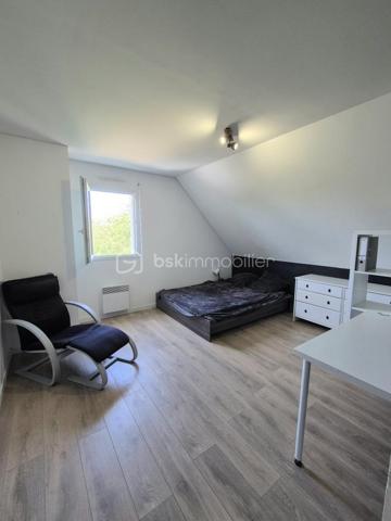 Maison familiale contemporaine de 121 m² environ – À 15 min de Bayeux et 20 min de Saint‑Lô
Située dans un environnement calme et agréable, cette maison contemporaine de 2009 offre un cadre de vie recherché, alliant luminosité, confort moderne et fonctionnalité. Aucun travaux à prévoir : vous pourrez vous y installer immédiatement.

Dès l’entrée, vous serez séduits par un vaste salon séjour baigné de lumière, agrémenté d’un poêle à bois, et ouvert sur le jardin grâce à de larges baies vitrées. Cet espace convivial communique avec une cuisine neuve, moderne, entièrement équipée et aménagée, idéale pour partager des moments en famille ou entre amis.

La maison propose quatre chambres, dont une au rez‑de‑chaussée avec dressing et salle d’eau, offrant un confort optimal au quotidien. À l’étage, vous trouverez les autres chambres ainsi qu’une salle de bains, parfaitement adaptée à une vie familiale. La configuration permet également une vie de plain‑pied, un véritable atout.

Un garage avec buanderie attenante vient compléter l’ensemble.

Édifiée sur un beau terrain arboré, la propriété bénéficie d’un environnement paisible et d’un jardin facile à entretenir, notamment grâce à son robot tondeuse.

Un bien rare dans un secteur recherché, à découvrir sans tarder.