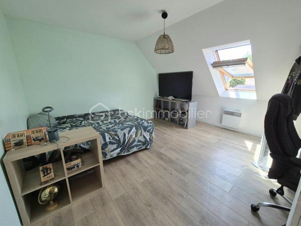 Maison familiale contemporaine de 121 m² environ – À 15 min de Bayeux et 20 min de Saint‑Lô
Située dans un environnement calme et agréable, cette maison contemporaine de 2009 offre un cadre de vie recherché, alliant luminosité, confort moderne et fonctionnalité. Aucun travaux à prévoir : vous pourrez vous y installer immédiatement.

Dès l’entrée, vous serez séduits par un vaste salon séjour baigné de lumière, agrémenté d’un poêle à bois, et ouvert sur le jardin grâce à de larges baies vitrées. Cet espace convivial communique avec une cuisine neuve, moderne, entièrement équipée et aménagée, idéale pour partager des moments en famille ou entre amis.

La maison propose quatre chambres, dont une au rez‑de‑chaussée avec dressing et salle d’eau, offrant un confort optimal au quotidien. À l’étage, vous trouverez les autres chambres ainsi qu’une salle de bains, parfaitement adaptée à une vie familiale. La configuration permet également une vie de plain‑pied, un véritable atout.

Un garage avec buanderie attenante vient compléter l’ensemble.

Édifiée sur un beau terrain arboré, la propriété bénéficie d’un environnement paisible et d’un jardin facile à entretenir, notamment grâce à son robot tondeuse.

Un bien rare dans un secteur recherché, à découvrir sans tarder.