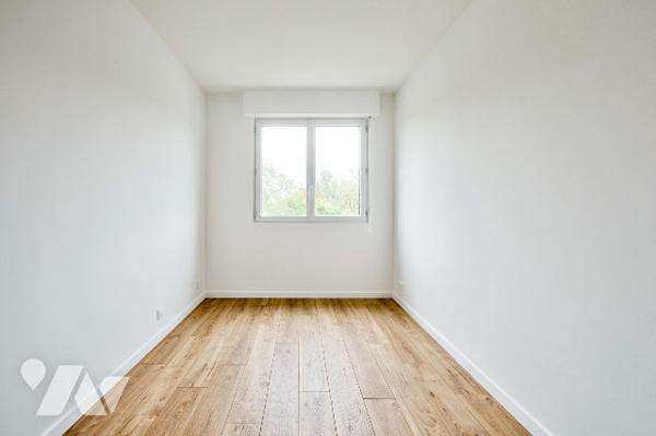 Dernier étage avec balcon et vue dégagée