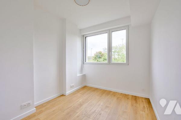 Dernier étage avec balcon et vue dégagée