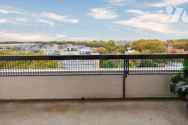 Dernier étage avec balcon et vue dégagée