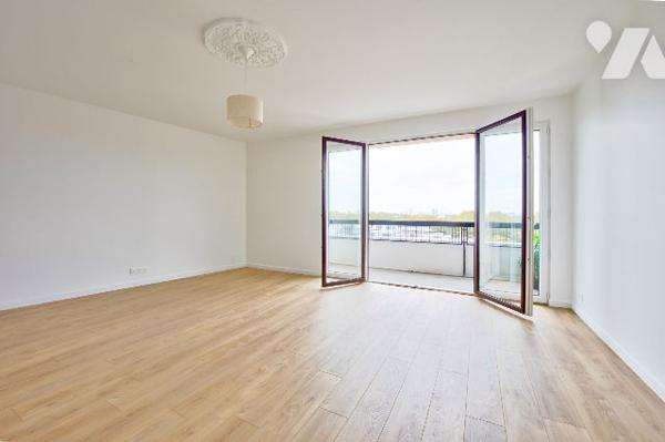 Dernier étage avec balcon et vue dégagée