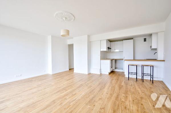 Dernier étage avec balcon et vue dégagée