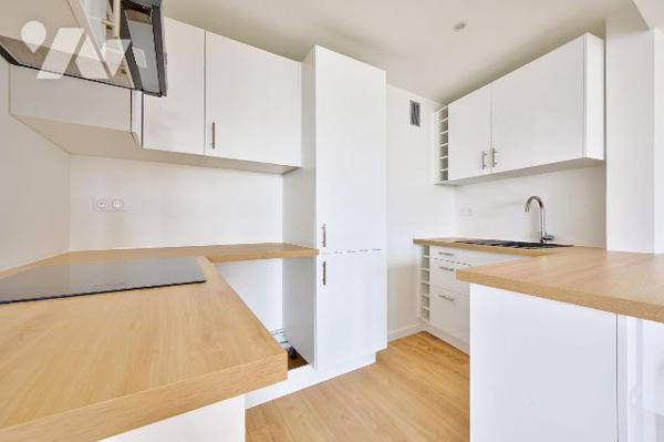 Dernier étage avec balcon et vue dégagée