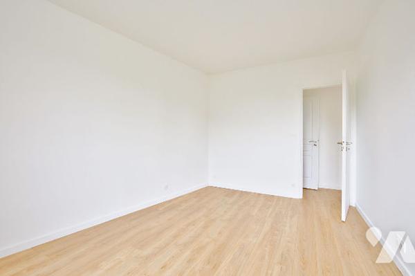 Dernier étage avec balcon et vue dégagée