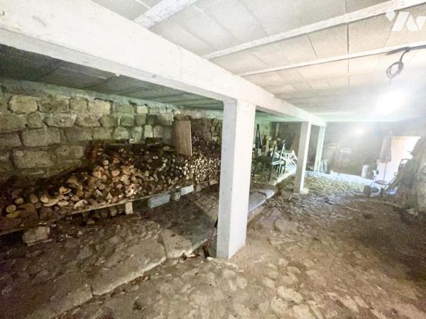 AUTHENTIQUE CORPS DE FERME EN GRANIT – Secteur Fontans (48700)