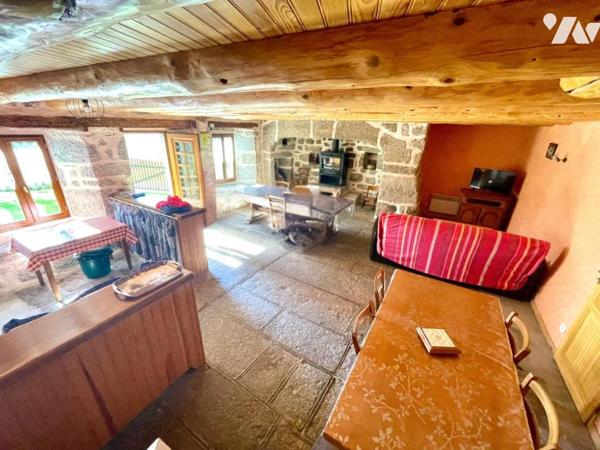 AUTHENTIQUE CORPS DE FERME EN GRANIT – Secteur Fontans (48700)