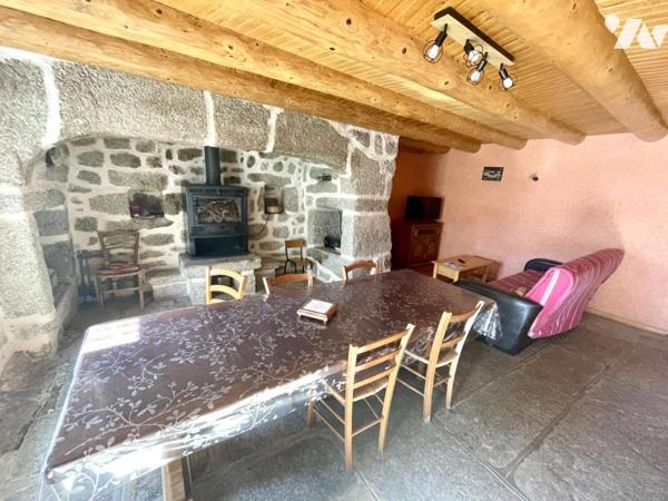 AUTHENTIQUE CORPS DE FERME EN GRANIT – Secteur Fontans (48700)