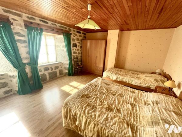 AUTHENTIQUE CORPS DE FERME EN GRANIT – Secteur Fontans (48700)