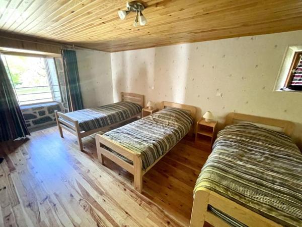 AUTHENTIQUE CORPS DE FERME EN GRANIT – Secteur Fontans (48700)