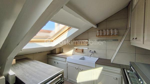 Coup de cœur assuré – Lumineux appartement mansardé de 37,2 m² (plus de 57m2 au sol), offrant une belle pièce de vie.

Niché au 3ème et dernier étage d’un bel immeuble ancien en briques dans le quartier de Merlan, venez découvrir ce chaleureux appartement à l'esprit "cocon", idéal pour un jeune couple ou un premier achat.

Entièrement optimisé, il vous offre :

Une entrée fonctionnelle avec placard intégré (2,9 m²) ;
Une magnifique et vaste pièce de vie de 26,1 m² baignée de lumière, combinant un salon chaleureux et un espace cuisine ouverte ;
Un espace nuit séparé, idéal pour un aménagement de chambre cosy ou un bureau (5,5 m²) ;
Une salle d’eau moderne avec WC (2,7 m²).

Les points forts de ce bien :

Le charme de l’atout mansardé combiné à un agencement moderne où l’espace de vie a été largement privilégié.
Dernier étage : calme garanti et très belle luminosité tout au long de la journée.
Charges de copropriété très faibles (~75 €/mois) grâce à la gestion saine en syndic bénévole de cette petite copropriété de 9 lots d'habitation.

A vos appels !