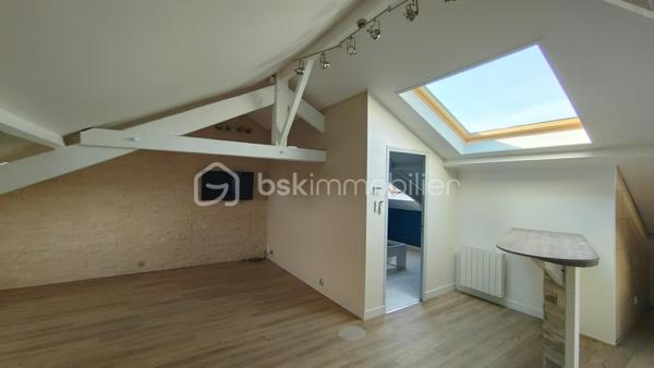 Coup de cœur assuré – Lumineux appartement mansardé de 37,2 m² (plus de 57m2 au sol), offrant une belle pièce de vie.

Niché au 3ème et dernier étage d’un bel immeuble ancien en briques dans le quartier de Merlan, venez découvrir ce chaleureux appartement à l'esprit "cocon", idéal pour un jeune couple ou un premier achat.

Entièrement optimisé, il vous offre :

Une entrée fonctionnelle avec placard intégré (2,9 m²) ;
Une magnifique et vaste pièce de vie de 26,1 m² baignée de lumière, combinant un salon chaleureux et un espace cuisine ouverte ;
Un espace nuit séparé, idéal pour un aménagement de chambre cosy ou un bureau (5,5 m²) ;
Une salle d’eau moderne avec WC (2,7 m²).

Les points forts de ce bien :

Le charme de l’atout mansardé combiné à un agencement moderne où l’espace de vie a été largement privilégié.
Dernier étage : calme garanti et très belle luminosité tout au long de la journée.
Charges de copropriété très faibles (~75 €/mois) grâce à la gestion saine en syndic bénévole de cette petite copropriété de 9 lots d'habitation.

A vos appels !