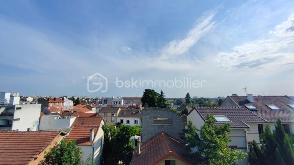 Coup de cœur assuré – Lumineux appartement mansardé de 37,2 m² (plus de 57m2 au sol), offrant une belle pièce de vie.

Niché au 3ème et dernier étage d’un bel immeuble ancien en briques dans le quartier de Merlan, venez découvrir ce chaleureux appartement à l'esprit "cocon", idéal pour un jeune couple ou un premier achat.

Entièrement optimisé, il vous offre :

Une entrée fonctionnelle avec placard intégré (2,9 m²) ;
Une magnifique et vaste pièce de vie de 26,1 m² baignée de lumière, combinant un salon chaleureux et un espace cuisine ouverte ;
Un espace nuit séparé, idéal pour un aménagement de chambre cosy ou un bureau (5,5 m²) ;
Une salle d’eau moderne avec WC (2,7 m²).

Les points forts de ce bien :

Le charme de l’atout mansardé combiné à un agencement moderne où l’espace de vie a été largement privilégié.
Dernier étage : calme garanti et très belle luminosité tout au long de la journée.
Charges de copropriété très faibles (~75 €/mois) grâce à la gestion saine en syndic bénévole de cette petite copropriété de 9 lots d'habitation.

A vos appels !