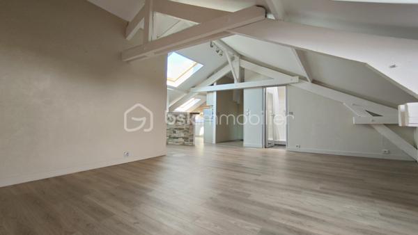 Coup de cœur assuré – Lumineux appartement mansardé de 37,2 m² (plus de 57m2 au sol), offrant une belle pièce de vie.

Niché au 3ème et dernier étage d’un bel immeuble ancien en briques dans le quartier de Merlan, venez découvrir ce chaleureux appartement à l'esprit "cocon", idéal pour un jeune couple ou un premier achat.

Entièrement optimisé, il vous offre :

Une entrée fonctionnelle avec placard intégré (2,9 m²) ;
Une magnifique et vaste pièce de vie de 26,1 m² baignée de lumière, combinant un salon chaleureux et un espace cuisine ouverte ;
Un espace nuit séparé, idéal pour un aménagement de chambre cosy ou un bureau (5,5 m²) ;
Une salle d’eau moderne avec WC (2,7 m²).

Les points forts de ce bien :

Le charme de l’atout mansardé combiné à un agencement moderne où l’espace de vie a été largement privilégié.
Dernier étage : calme garanti et très belle luminosité tout au long de la journée.
Charges de copropriété très faibles (~75 €/mois) grâce à la gestion saine en syndic bénévole de cette petite copropriété de 9 lots d'habitation.

A vos appels !