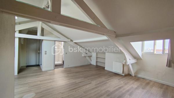 Coup de cœur assuré – Lumineux appartement mansardé de 37,2 m² (plus de 57m2 au sol), offrant une belle pièce de vie.

Niché au 3ème et dernier étage d’un bel immeuble ancien en briques dans le quartier de Merlan, venez découvrir ce chaleureux appartement à l'esprit "cocon", idéal pour un jeune couple ou un premier achat.

Entièrement optimisé, il vous offre :

Une entrée fonctionnelle avec placard intégré (2,9 m²) ;
Une magnifique et vaste pièce de vie de 26,1 m² baignée de lumière, combinant un salon chaleureux et un espace cuisine ouverte ;
Un espace nuit séparé, idéal pour un aménagement de chambre cosy ou un bureau (5,5 m²) ;
Une salle d’eau moderne avec WC (2,7 m²).

Les points forts de ce bien :

Le charme de l’atout mansardé combiné à un agencement moderne où l’espace de vie a été largement privilégié.
Dernier étage : calme garanti et très belle luminosité tout au long de la journée.
Charges de copropriété très faibles (~75 €/mois) grâce à la gestion saine en syndic bénévole de cette petite copropriété de 9 lots d'habitation.

A vos appels !