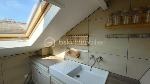 Coup de cœur assuré – Lumineux appartement mansardé de 37,2 m² (plus de 57m2 au sol), offrant une belle pièce de vie.

Niché au 3ème et dernier étage d’un bel immeuble ancien en briques dans le quartier de Merlan, venez découvrir ce chaleureux appartement à l'esprit "cocon", idéal pour un jeune couple ou un premier achat.

Entièrement optimisé, il vous offre :

Une entrée fonctionnelle avec placard intégré (2,9 m²) ;
Une magnifique et vaste pièce de vie de 26,1 m² baignée de lumière, combinant un salon chaleureux et un espace cuisine ouverte ;
Un espace nuit séparé, idéal pour un aménagement de chambre cosy ou un bureau (5,5 m²) ;
Une salle d’eau moderne avec WC (2,7 m²).

Les points forts de ce bien :

Le charme de l’atout mansardé combiné à un agencement moderne où l’espace de vie a été largement privilégié.
Dernier étage : calme garanti et très belle luminosité tout au long de la journée.
Charges de copropriété très faibles (~75 €/mois) grâce à la gestion saine en syndic bénévole de cette petite copropriété de 9 lots d'habitation.

A vos appels !