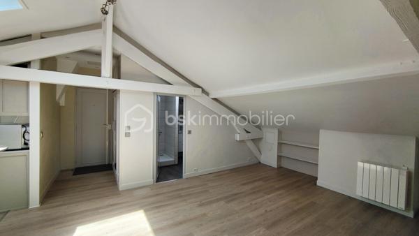 Coup de cœur assuré – Lumineux appartement mansardé de 37,2 m² (plus de 57m2 au sol), offrant une belle pièce de vie.

Niché au 3ème et dernier étage d’un bel immeuble ancien en briques dans le quartier de Merlan, venez découvrir ce chaleureux appartement à l'esprit "cocon", idéal pour un jeune couple ou un premier achat.

Entièrement optimisé, il vous offre :

Une entrée fonctionnelle avec placard intégré (2,9 m²) ;
Une magnifique et vaste pièce de vie de 26,1 m² baignée de lumière, combinant un salon chaleureux et un espace cuisine ouverte ;
Un espace nuit séparé, idéal pour un aménagement de chambre cosy ou un bureau (5,5 m²) ;
Une salle d’eau moderne avec WC (2,7 m²).

Les points forts de ce bien :

Le charme de l’atout mansardé combiné à un agencement moderne où l’espace de vie a été largement privilégié.
Dernier étage : calme garanti et très belle luminosité tout au long de la journée.
Charges de copropriété très faibles (~75 €/mois) grâce à la gestion saine en syndic bénévole de cette petite copropriété de 9 lots d'habitation.

A vos appels !