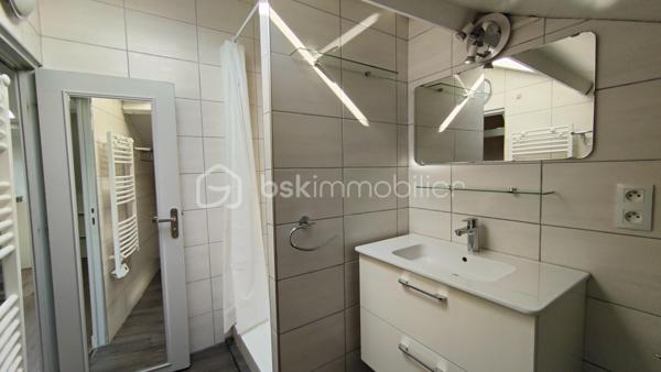 Coup de cœur assuré – Lumineux appartement mansardé de 37,2 m² (plus de 57m2 au sol), offrant une belle pièce de vie.

Niché au 3ème et dernier étage d’un bel immeuble ancien en briques dans le quartier de Merlan, venez découvrir ce chaleureux appartement à l'esprit "cocon", idéal pour un jeune couple ou un premier achat.

Entièrement optimisé, il vous offre :

Une entrée fonctionnelle avec placard intégré (2,9 m²) ;
Une magnifique et vaste pièce de vie de 26,1 m² baignée de lumière, combinant un salon chaleureux et un espace cuisine ouverte ;
Un espace nuit séparé, idéal pour un aménagement de chambre cosy ou un bureau (5,5 m²) ;
Une salle d’eau moderne avec WC (2,7 m²).

Les points forts de ce bien :

Le charme de l’atout mansardé combiné à un agencement moderne où l’espace de vie a été largement privilégié.
Dernier étage : calme garanti et très belle luminosité tout au long de la journée.
Charges de copropriété très faibles (~75 €/mois) grâce à la gestion saine en syndic bénévole de cette petite copropriété de 9 lots d'habitation.

A vos appels !