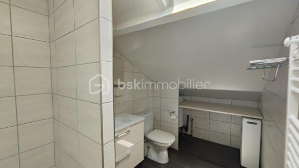 Coup de cœur assuré – Lumineux appartement mansardé de 37,2 m² (plus de 57m2 au sol), offrant une belle pièce de vie.

Niché au 3ème et dernier étage d’un bel immeuble ancien en briques dans le quartier de Merlan, venez découvrir ce chaleureux appartement à l'esprit "cocon", idéal pour un jeune couple ou un premier achat.

Entièrement optimisé, il vous offre :

Une entrée fonctionnelle avec placard intégré (2,9 m²) ;
Une magnifique et vaste pièce de vie de 26,1 m² baignée de lumière, combinant un salon chaleureux et un espace cuisine ouverte ;
Un espace nuit séparé, idéal pour un aménagement de chambre cosy ou un bureau (5,5 m²) ;
Une salle d’eau moderne avec WC (2,7 m²).

Les points forts de ce bien :

Le charme de l’atout mansardé combiné à un agencement moderne où l’espace de vie a été largement privilégié.
Dernier étage : calme garanti et très belle luminosité tout au long de la journée.
Charges de copropriété très faibles (~75 €/mois) grâce à la gestion saine en syndic bénévole de cette petite copropriété de 9 lots d'habitation.

A vos appels !