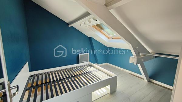 Coup de cœur assuré – Lumineux appartement mansardé de 37,2 m² (plus de 57m2 au sol), offrant une belle pièce de vie.

Niché au 3ème et dernier étage d’un bel immeuble ancien en briques dans le quartier de Merlan, venez découvrir ce chaleureux appartement à l'esprit "cocon", idéal pour un jeune couple ou un premier achat.

Entièrement optimisé, il vous offre :

Une entrée fonctionnelle avec placard intégré (2,9 m²) ;
Une magnifique et vaste pièce de vie de 26,1 m² baignée de lumière, combinant un salon chaleureux et un espace cuisine ouverte ;
Un espace nuit séparé, idéal pour un aménagement de chambre cosy ou un bureau (5,5 m²) ;
Une salle d’eau moderne avec WC (2,7 m²).

Les points forts de ce bien :

Le charme de l’atout mansardé combiné à un agencement moderne où l’espace de vie a été largement privilégié.
Dernier étage : calme garanti et très belle luminosité tout au long de la journée.
Charges de copropriété très faibles (~75 €/mois) grâce à la gestion saine en syndic bénévole de cette petite copropriété de 9 lots d'habitation.

A vos appels !