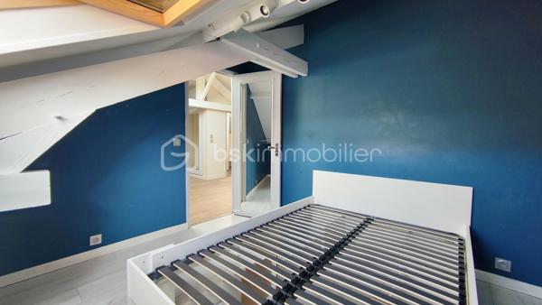 Coup de cœur assuré – Lumineux appartement mansardé de 37,2 m² (plus de 57m2 au sol), offrant une belle pièce de vie.

Niché au 3ème et dernier étage d’un bel immeuble ancien en briques dans le quartier de Merlan, venez découvrir ce chaleureux appartement à l'esprit "cocon", idéal pour un jeune couple ou un premier achat.

Entièrement optimisé, il vous offre :

Une entrée fonctionnelle avec placard intégré (2,9 m²) ;
Une magnifique et vaste pièce de vie de 26,1 m² baignée de lumière, combinant un salon chaleureux et un espace cuisine ouverte ;
Un espace nuit séparé, idéal pour un aménagement de chambre cosy ou un bureau (5,5 m²) ;
Une salle d’eau moderne avec WC (2,7 m²).

Les points forts de ce bien :

Le charme de l’atout mansardé combiné à un agencement moderne où l’espace de vie a été largement privilégié.
Dernier étage : calme garanti et très belle luminosité tout au long de la journée.
Charges de copropriété très faibles (~75 €/mois) grâce à la gestion saine en syndic bénévole de cette petite copropriété de 9 lots d'habitation.

A vos appels !