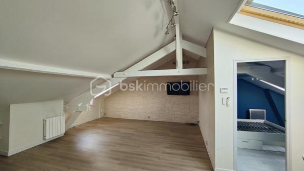 Coup de cœur assuré – Lumineux appartement mansardé de 37,2 m² (plus de 57m2 au sol), offrant une belle pièce de vie.

Niché au 3ème et dernier étage d’un bel immeuble ancien en briques dans le quartier de Merlan, venez découvrir ce chaleureux appartement à l'esprit "cocon", idéal pour un jeune couple ou un premier achat.

Entièrement optimisé, il vous offre :

Une entrée fonctionnelle avec placard intégré (2,9 m²) ;
Une magnifique et vaste pièce de vie de 26,1 m² baignée de lumière, combinant un salon chaleureux et un espace cuisine ouverte ;
Un espace nuit séparé, idéal pour un aménagement de chambre cosy ou un bureau (5,5 m²) ;
Une salle d’eau moderne avec WC (2,7 m²).

Les points forts de ce bien :

Le charme de l’atout mansardé combiné à un agencement moderne où l’espace de vie a été largement privilégié.
Dernier étage : calme garanti et très belle luminosité tout au long de la journée.
Charges de copropriété très faibles (~75 €/mois) grâce à la gestion saine en syndic bénévole de cette petite copropriété de 9 lots d'habitation.

A vos appels !