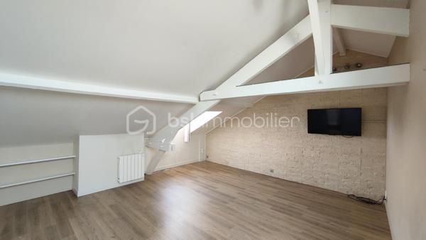 Coup de cœur assuré – Lumineux appartement mansardé de 37,2 m² (plus de 57m2 au sol), offrant une belle pièce de vie.

Niché au 3ème et dernier étage d’un bel immeuble ancien en briques dans le quartier de Merlan, venez découvrir ce chaleureux appartement à l'esprit "cocon", idéal pour un jeune couple ou un premier achat.

Entièrement optimisé, il vous offre :

Une entrée fonctionnelle avec placard intégré (2,9 m²) ;
Une magnifique et vaste pièce de vie de 26,1 m² baignée de lumière, combinant un salon chaleureux et un espace cuisine ouverte ;
Un espace nuit séparé, idéal pour un aménagement de chambre cosy ou un bureau (5,5 m²) ;
Une salle d’eau moderne avec WC (2,7 m²).

Les points forts de ce bien :

Le charme de l’atout mansardé combiné à un agencement moderne où l’espace de vie a été largement privilégié.
Dernier étage : calme garanti et très belle luminosité tout au long de la journée.
Charges de copropriété très faibles (~75 €/mois) grâce à la gestion saine en syndic bénévole de cette petite copropriété de 9 lots d'habitation.

A vos appels !