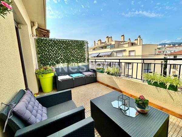 RIQUIER (06300) : DERNIER ETAGE ! Grand studio de 30,11M2 avec vaste terrasse et véranda