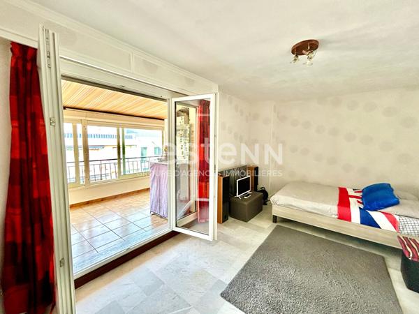 RIQUIER (06300) : DERNIER ETAGE ! Grand studio de 30,11M2 avec vaste terrasse et véranda