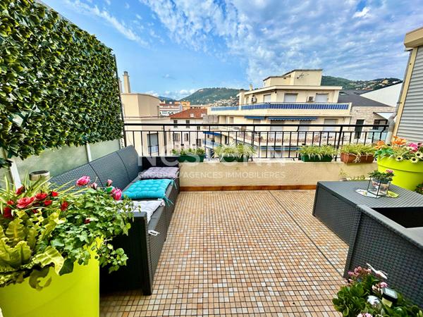 RIQUIER (06300) : DERNIER ETAGE ! Grand studio de 30,11M2 avec vaste terrasse et véranda