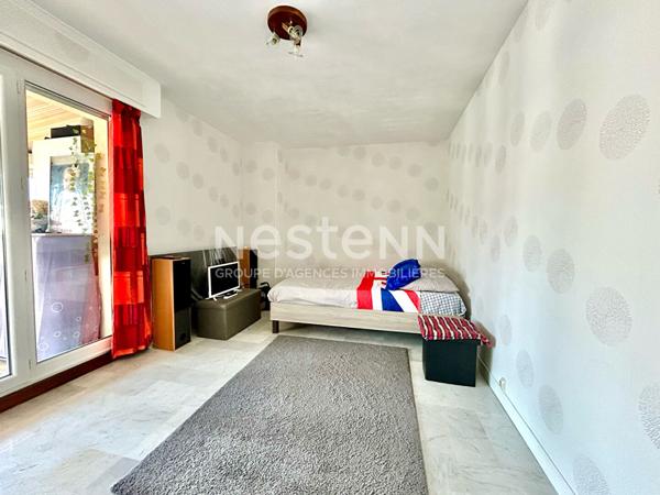 RIQUIER (06300) : DERNIER ETAGE ! Grand studio de 30,11M2 avec vaste terrasse et véranda