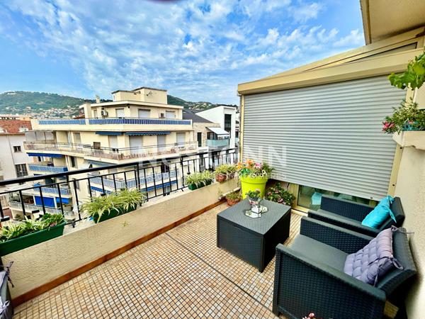 RIQUIER (06300) : DERNIER ETAGE ! Grand studio de 30,11M2 avec vaste terrasse et véranda