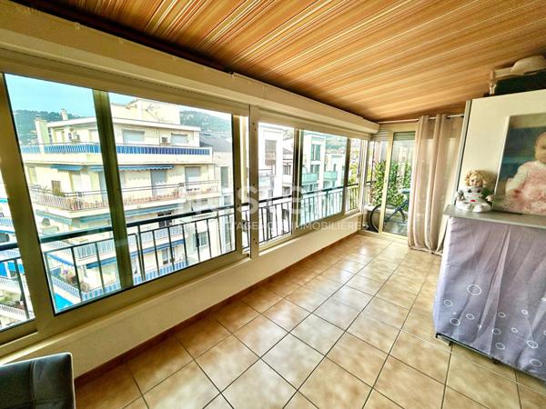 RIQUIER (06300) : DERNIER ETAGE ! Grand studio de 30,11M2 avec vaste terrasse et véranda