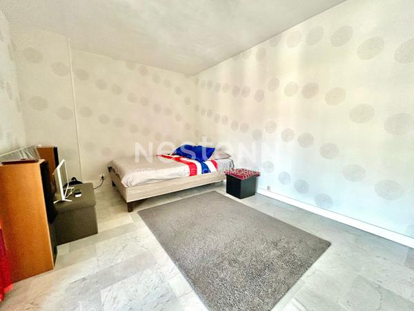 RIQUIER (06300) : DERNIER ETAGE ! Grand studio de 30,11M2 avec vaste terrasse et véranda