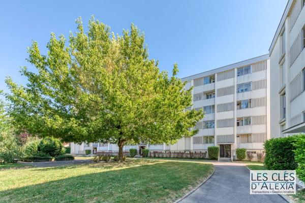 T4 traversant quartier PASTEUR, 75,83 m² / Loggia fermée / Balcon / Parking collectif