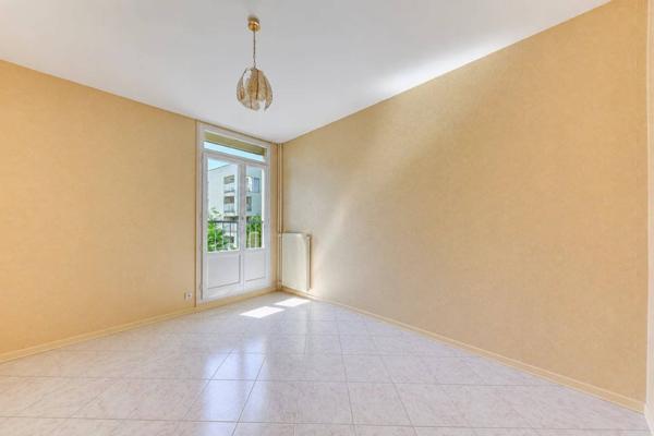 T4 traversant quartier PASTEUR, 75,83 m² / Loggia fermée / Balcon / Parking collectif